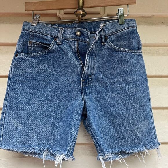 Levi’s blue denim shorts, front pockets, zipper closure, hem fringes, 25 - Picture 1 of 7